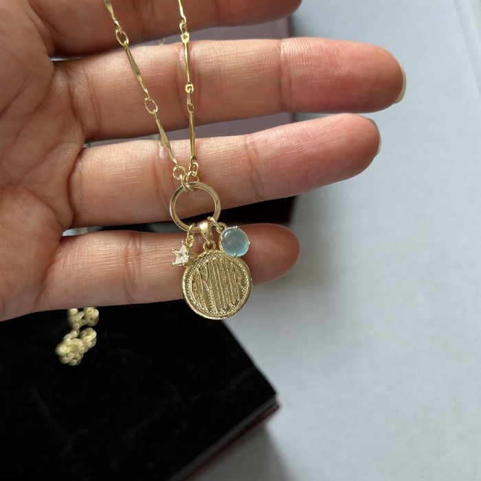 Madalyon Charm Kolye  resmi